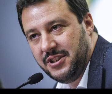 M5s e la manina della discordia. Salvini: “Per scemo non passo” M5s e la manina della discordia. Salvini: “Per scemo non passo”