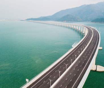 Inaugurato ponte di 55 km, aspettando il Ponte (di 3 km)