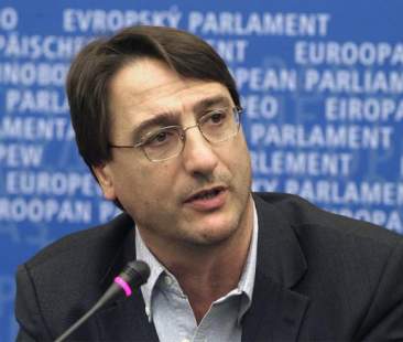 Claudio Fava: “Un anno di annunci, il governo Musumeci tira a campare”