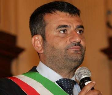 Diritti umani: “Sindaci pronti a restituire la fascia tricolore” Diritti umani: “Sindaci pronti a restituire la fascia tricolore”