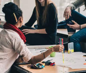 Lavoro in azienda, a gerarchie e formalismi, i Millennials preferiscono la flessibilità