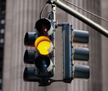 Cassazione: a semaforo giallo bisogna fermarsi se si vuole evitare la multa Cassazione: a semaforo giallo bisogna fermarsi se si vuole evitare la multa