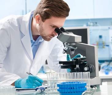 Oltre cento milioni di euro per 5 mila studiosi in cerca di una cura definitiva contro il cancro