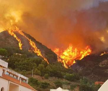 Non solo abusi edilizi, suolo siciliano divorato anche da incendi e discariche