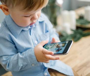 Smartphone, rischi e prevenzione: “Servono nuove regole per l’uso”