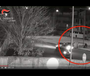 Travolto da auto perché “guardava” la fidanzata, il video shock Travolto da auto perché “guardava” la fidanzata, il video shock