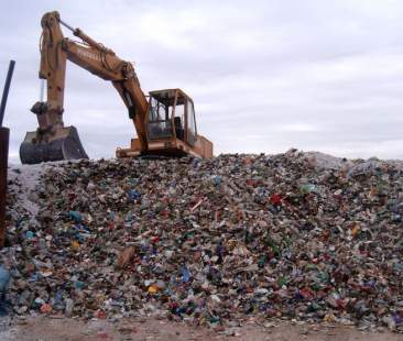 Emergenza rifiuti, lavori nelle discariche. Per le imprese una “torta” da 24 milioni