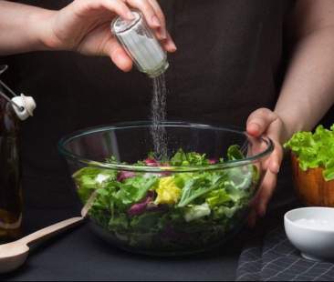 Ecco come ridurre il sale a tavola