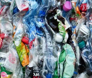 L’aggressione della plastica va fermata. Stop a monouso taglia i rifiuti del 40%