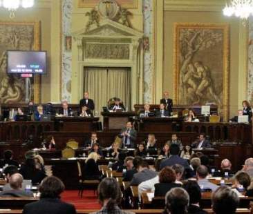 Ars: taglio ai vitalizi con una legge