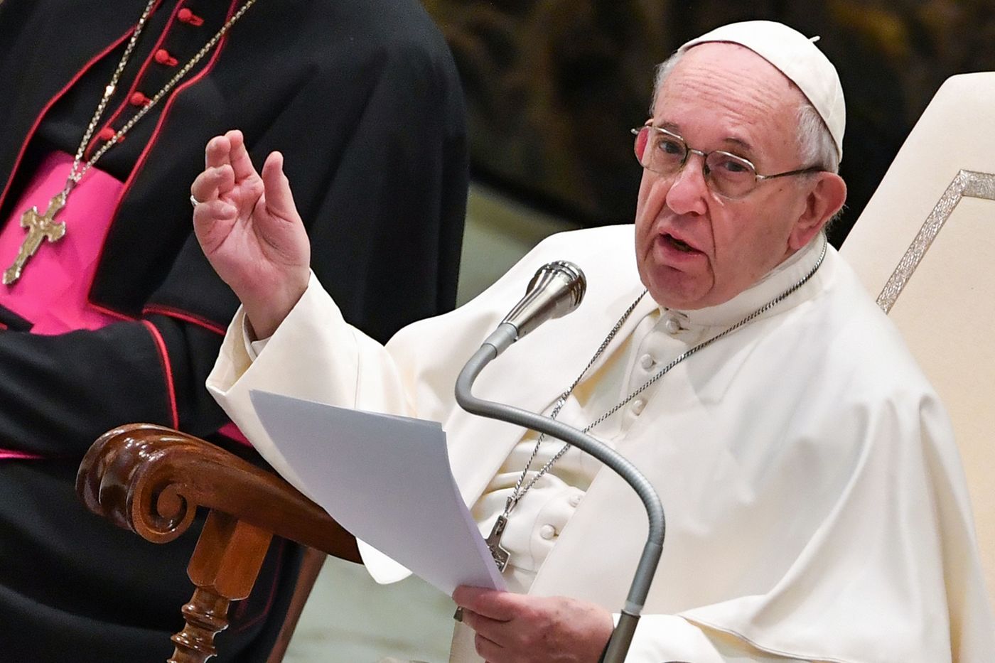 Papa rimprovera i preti siciliani, il vescovo di Acireale risponde