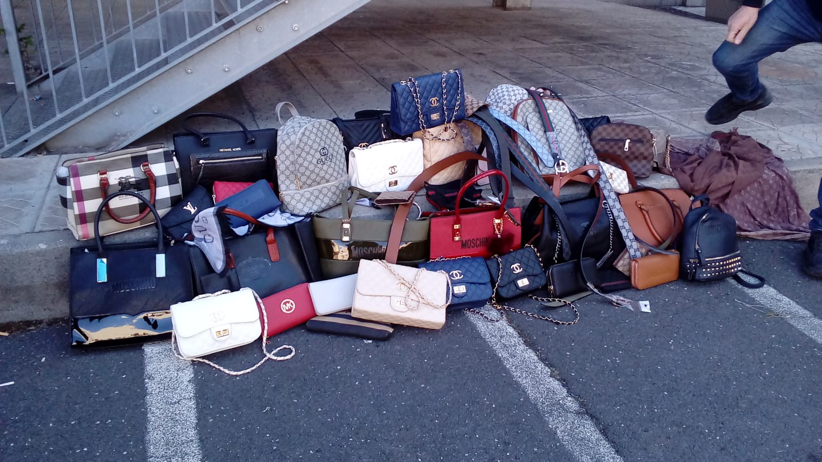 Pugno duro  contro gli abusivi