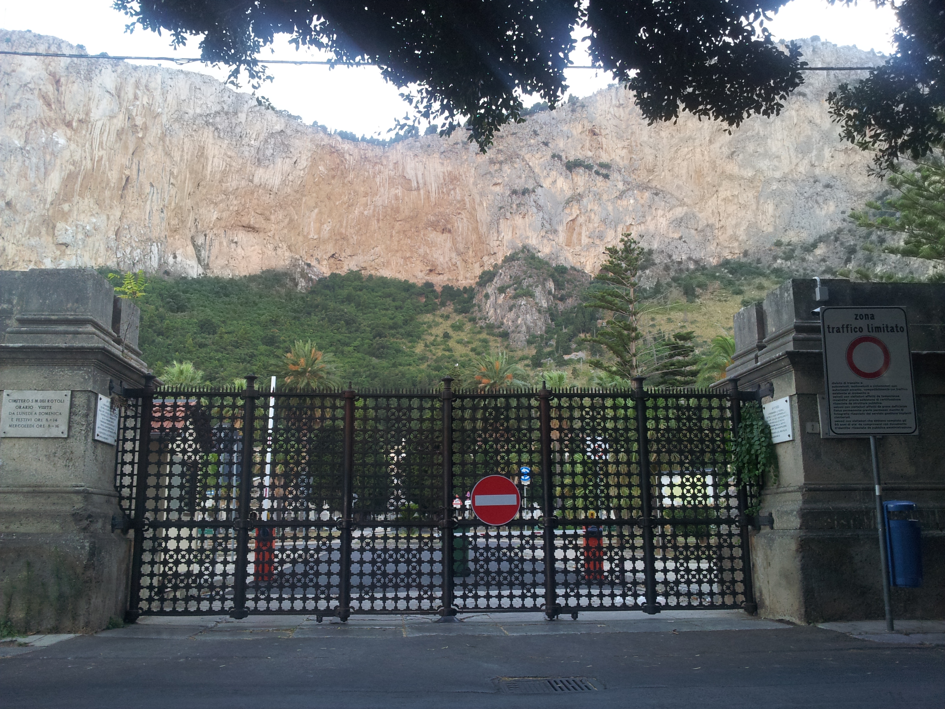 Piano anticrisi per i cimiteri comunali L’obiettivo è recuperare 5 mila posti Piano anticrisi per i cimiteri comunali L’obiettivo è recuperare 5 mila posti