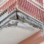 Calcinacci giù dal balcone, proprietario responsabile