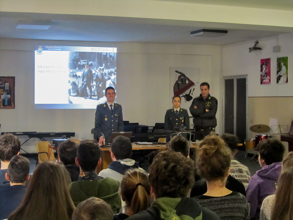 La Guardia di Finanza iblea a scuola Studenti educati alla legalità economica