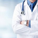 Salute, gli stranieri ricorrono meno al Ssn