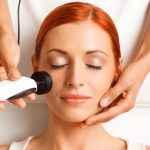 La crisi di mezza età?  Oggi si cura con il ritocchino “soft”