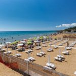 Spiagge, nuove regole per le concessioni Ridotta la distanza minima tra le attività