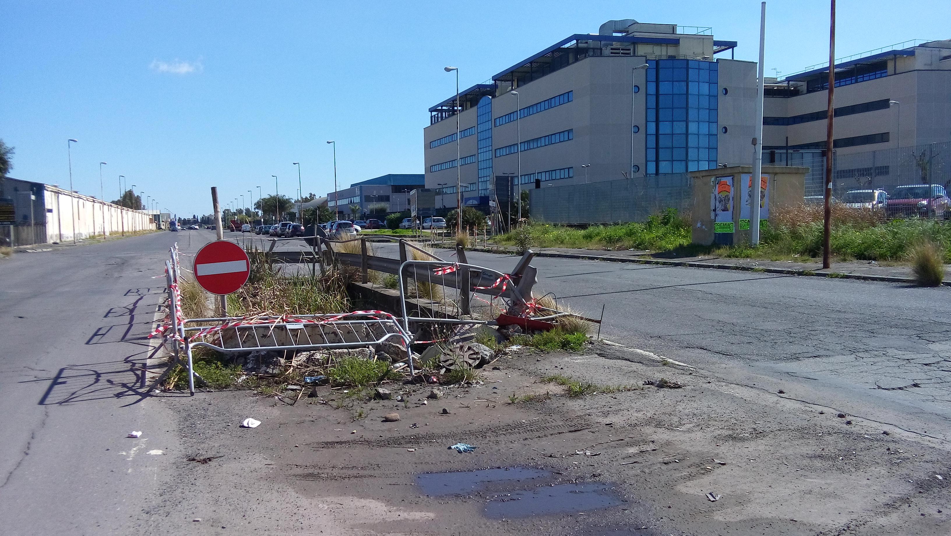 Zona industriale, tante parole e lavori fermi. Le imprese: “Non abbiamo strade né acqua”