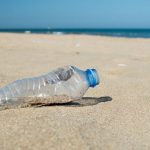 Soffoca la Sicilia avvolta nella plastica. Nei mari dell’Isola si pescano bottiglie