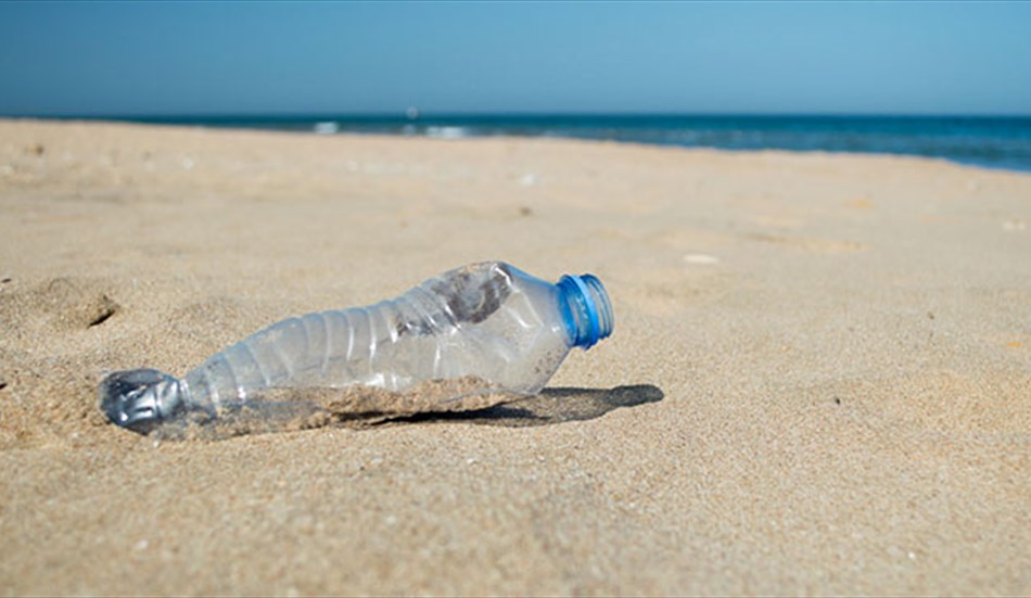 Soffoca la Sicilia avvolta nella plastica. Nei mari dell’Isola si pescano bottiglie