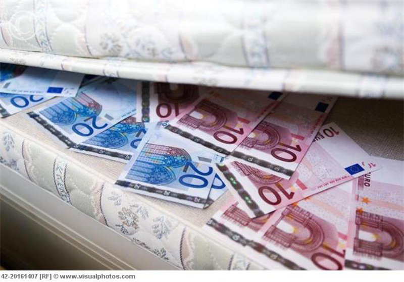 Incertezza economica,  famiglie e imprese si chiudono a riccio