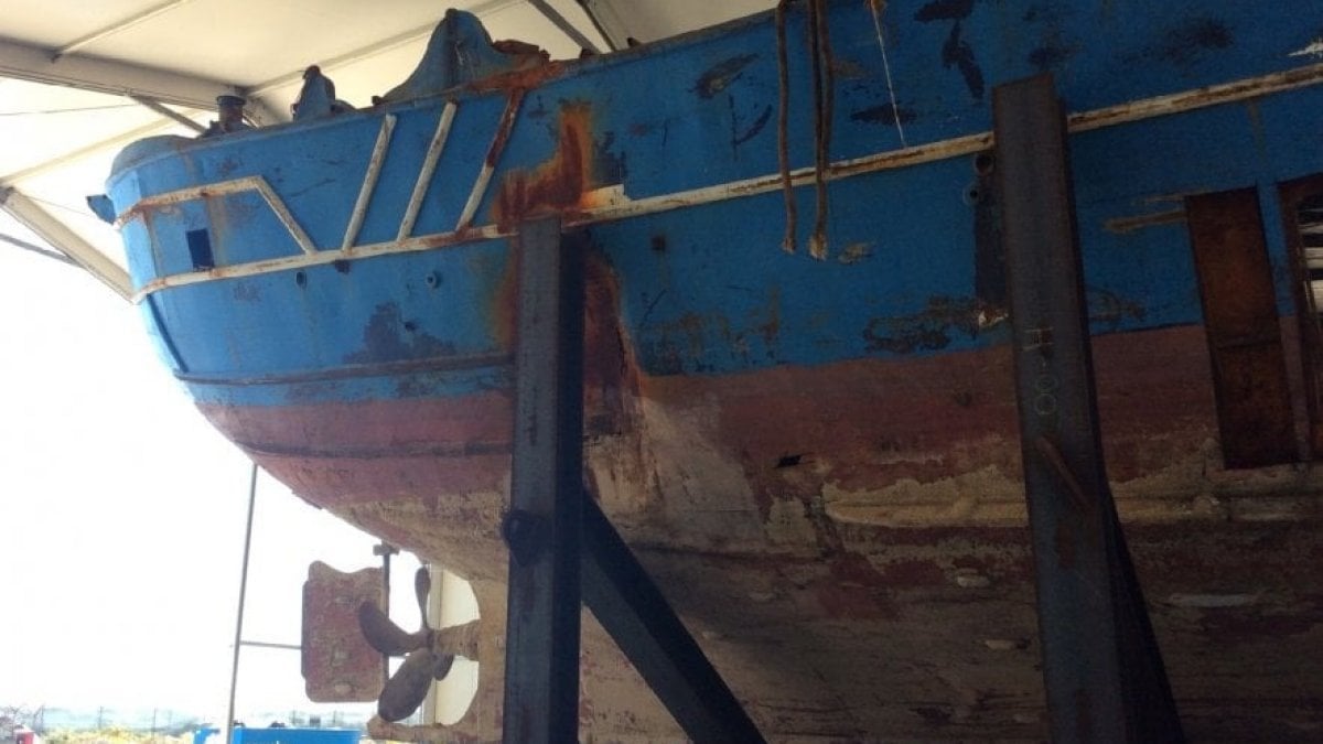 Il barcone con 800 migranti affondato nel canale di Sicilia rimarrà ad Augusta
