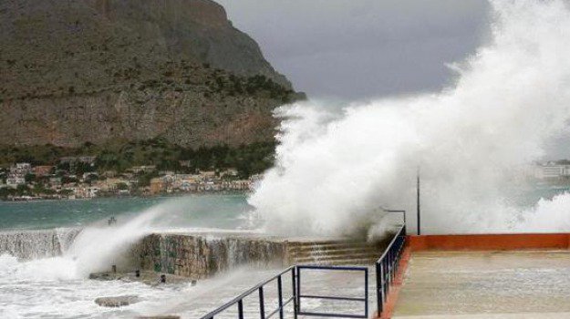 Turismo: maltempo, due milioni italiani hanno cancellato la partenza