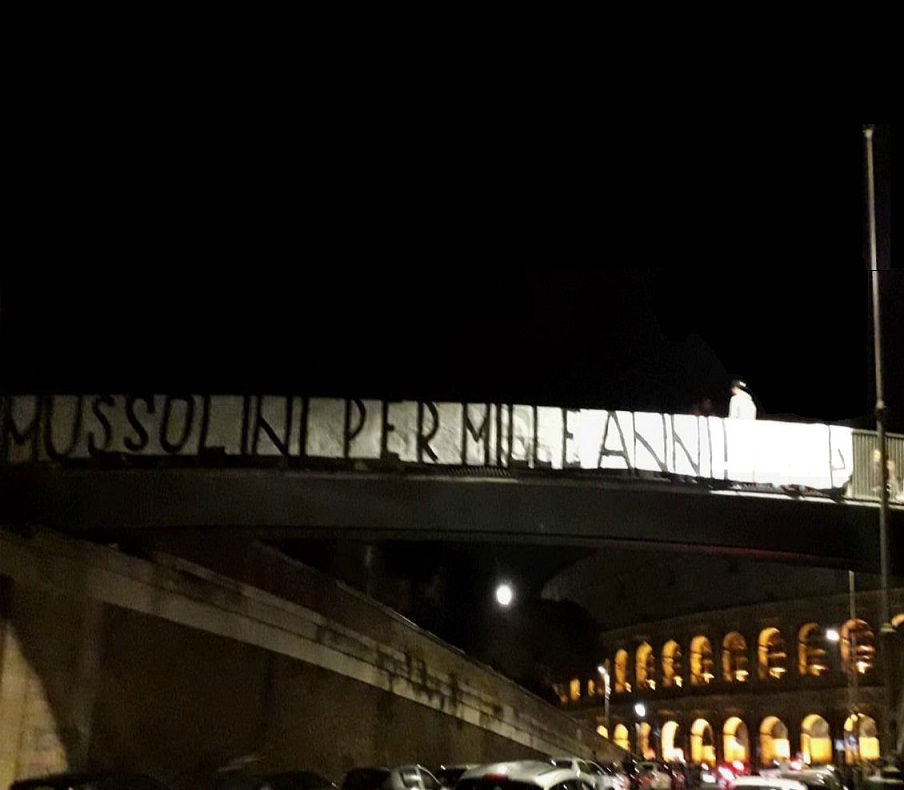 Fascismo: striscioni e polemiche per l’anniversario del Duce Fascismo: striscioni e polemiche per l’anniversario del Duce