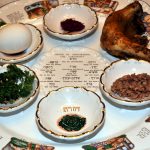 La cena di Pesach, pane azimo, agnello ed erbe amare