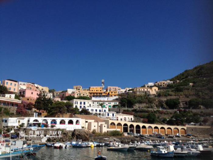 Ustica: corsi d’inglese “a baratto” per operatori