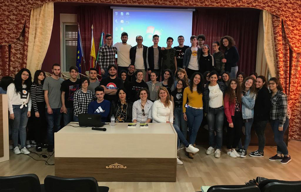 Lezione di giornalismo al Liceo “Linares” di Licata Lezione di giornalismo al Liceo “Linares” di Licata
