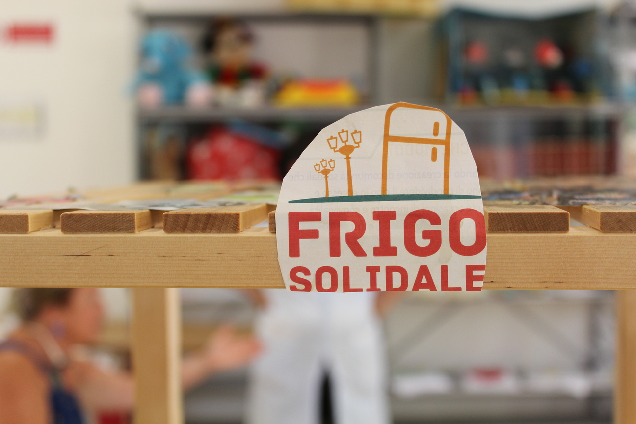 Avviata l’esperienza del frigo solidale per dare un aiuto a chi ne ha bisogno