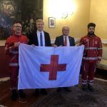 La bandiera della Croce Rossa in Municipio