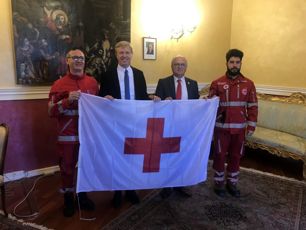 La bandiera della Croce Rossa in Municipio La bandiera della Croce Rossa in Municipio