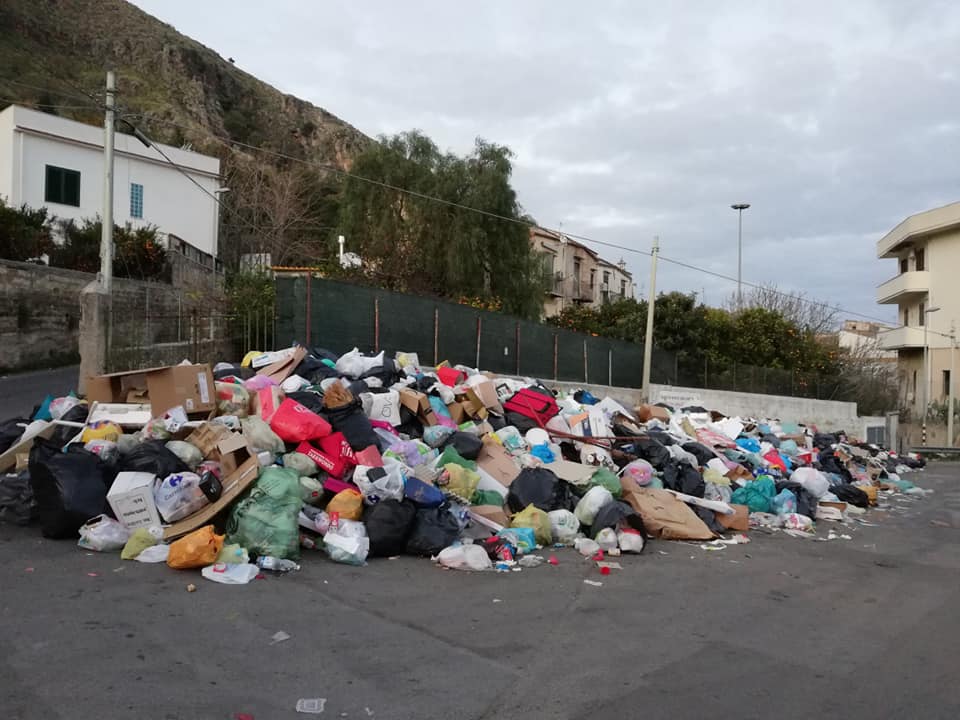 Differenziata, nuovo step per la fase “due” Servizi affidati ai privati in via sperimentale Differenziata, nuovo step per la fase “due” Servizi affidati ai privati in via sperimentale