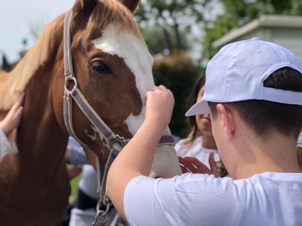 Una giornata all’insegna della pet therapy per i ragazzi del centro di riabilitazione Aias