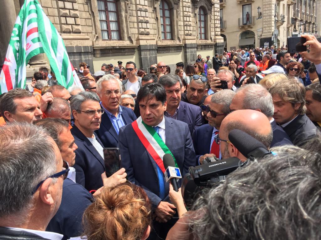 Dissesto, i sindacati scendono in piazza Pogliese: “Battaglia da condurre insieme”