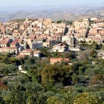 Campofiorito, piccolo paese palermitano sullo sfondo verde di ulivi e mandorleti