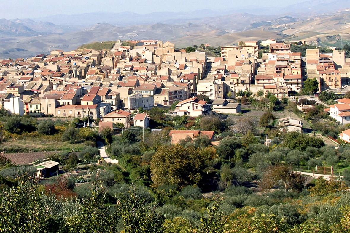 Campofiorito, piccolo paese palermitano sullo sfondo verde di ulivi e mandorleti