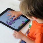 Bambini in vacanza, 5 regole per una estate meno “multimediale”