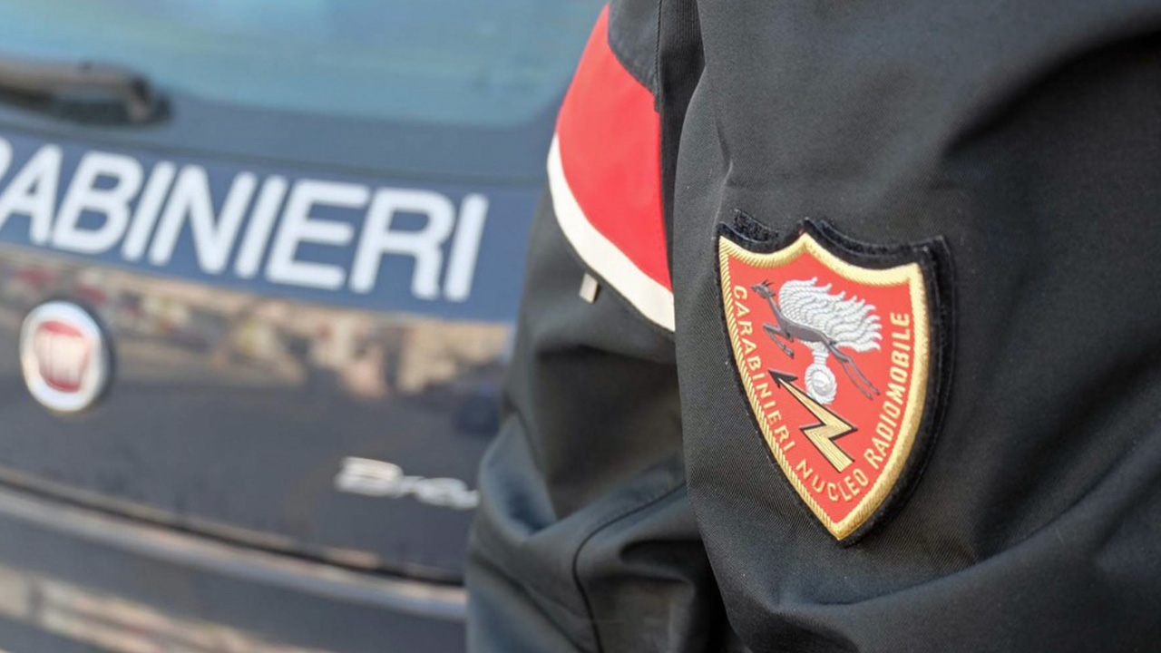 Alla vista dei Carabinieri ingoia profilattico con droga: arrestato