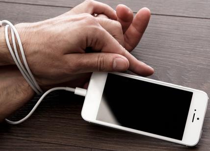 Teenager e smartphone: i segnali  per riconoscere la dipendenza