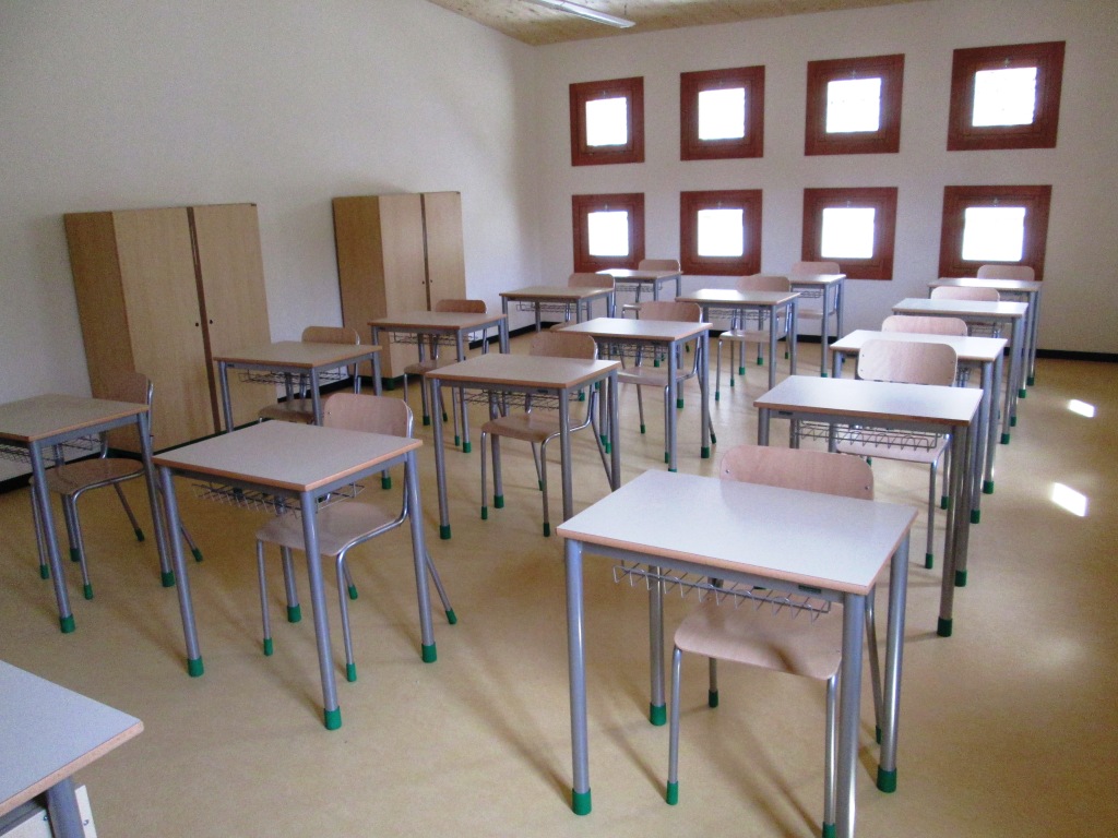 Gravina, consegnati i nuovi arredi scolastici per gli studenti