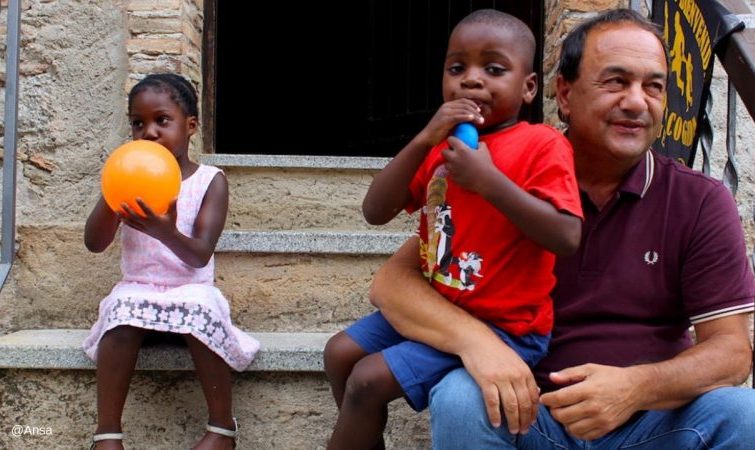 Migranti, Lucano contrattacca, “Siamo solo al primo grado”