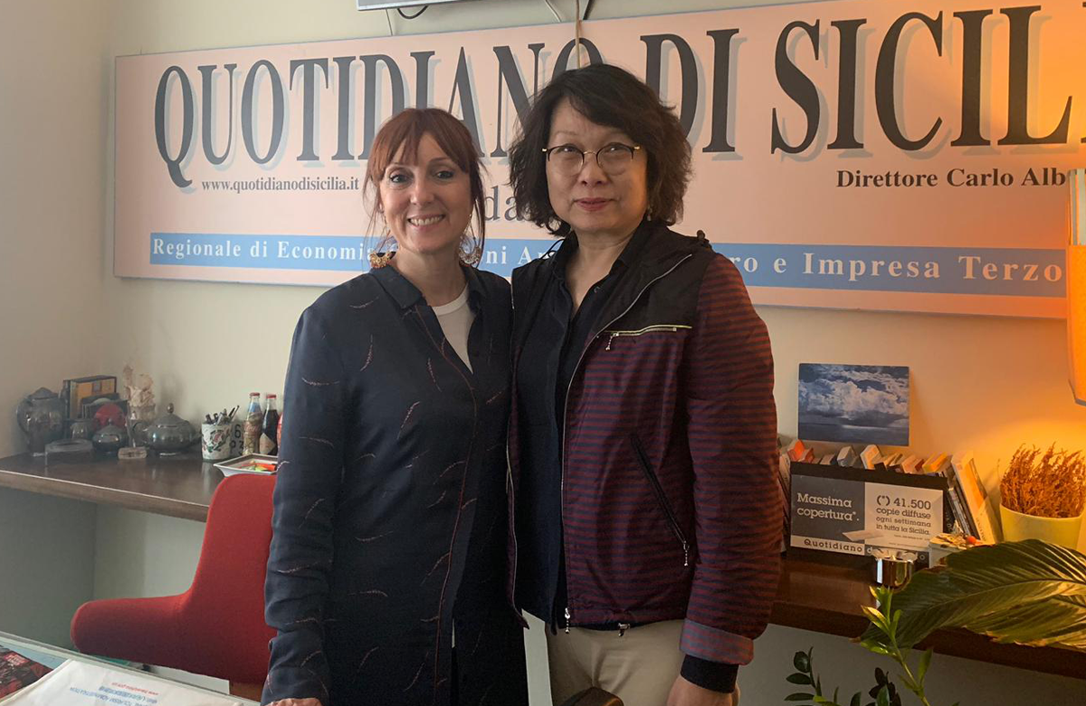 La direttrice della rivista Cina in Italia, Hu Lanbo, visita il Qds La direttrice della rivista Cina in Italia, Hu Lanbo, visita il Qds