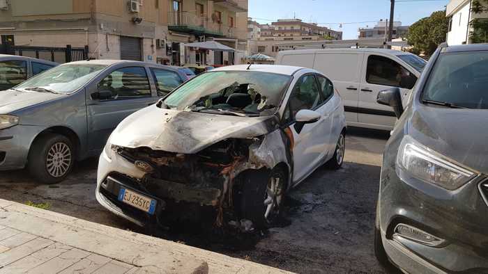 Siracusa: intimidazione a giornalista, bruciata la sua auto Siracusa: intimidazione a giornalista, bruciata la sua auto
