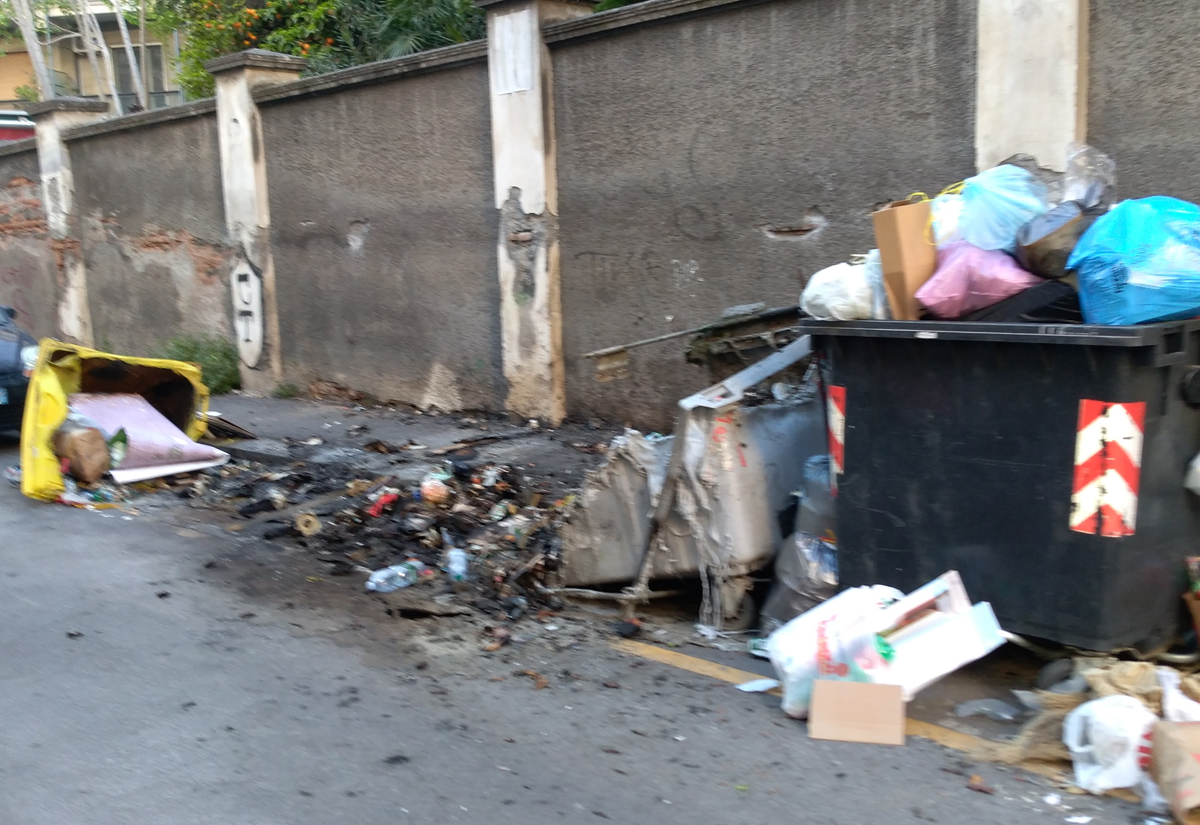 Cassonetti a fuoco, “Servono più controlli”