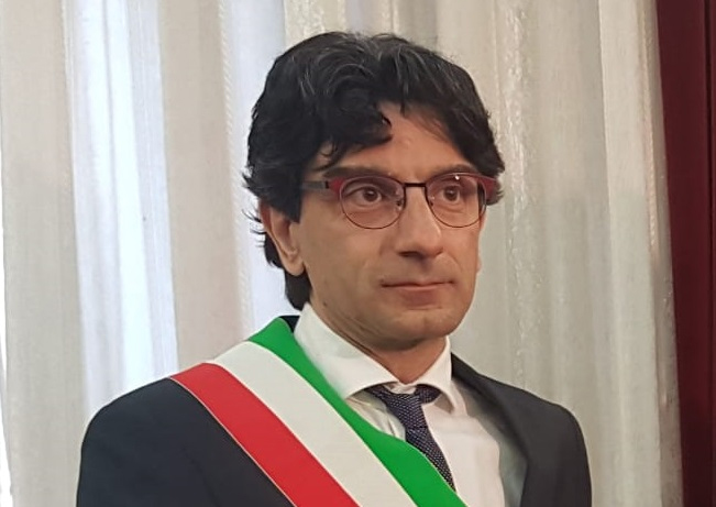 Partinico, l’amaro addio del sindaco De Luca: “Parte della politica usa la città come scudo”