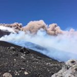 Etna, è allerta arancione: pioggia di cenere e traffico aereo sospeso a Catania